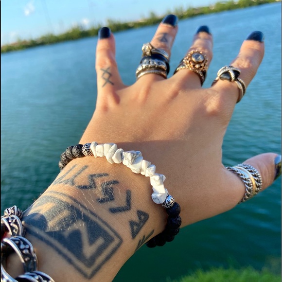 π΄ Genuine howlite & lava rock bead bracelet - Picture 11 of 12